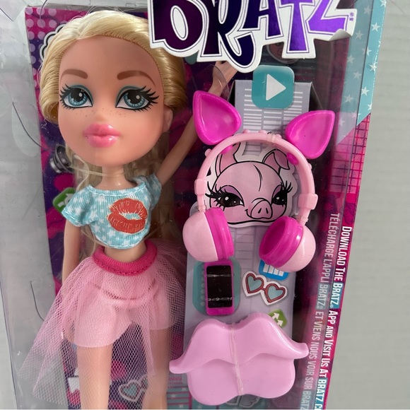 NEW Remix Cloe Bratz Doll Music Fashion MGA 2015 Pig Ear Headphones - Picture 7 of 13